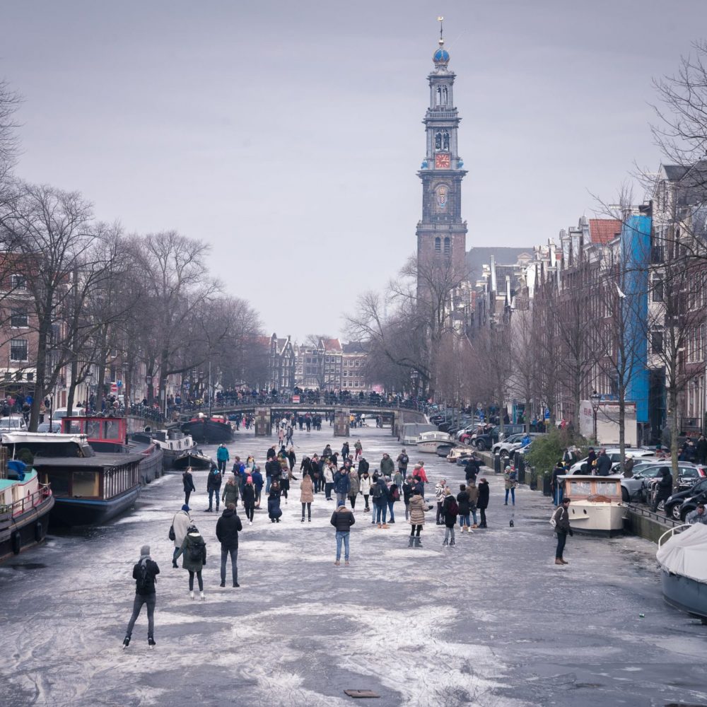Amsterdam-lyzwy_na_kanale_Prinsengracht